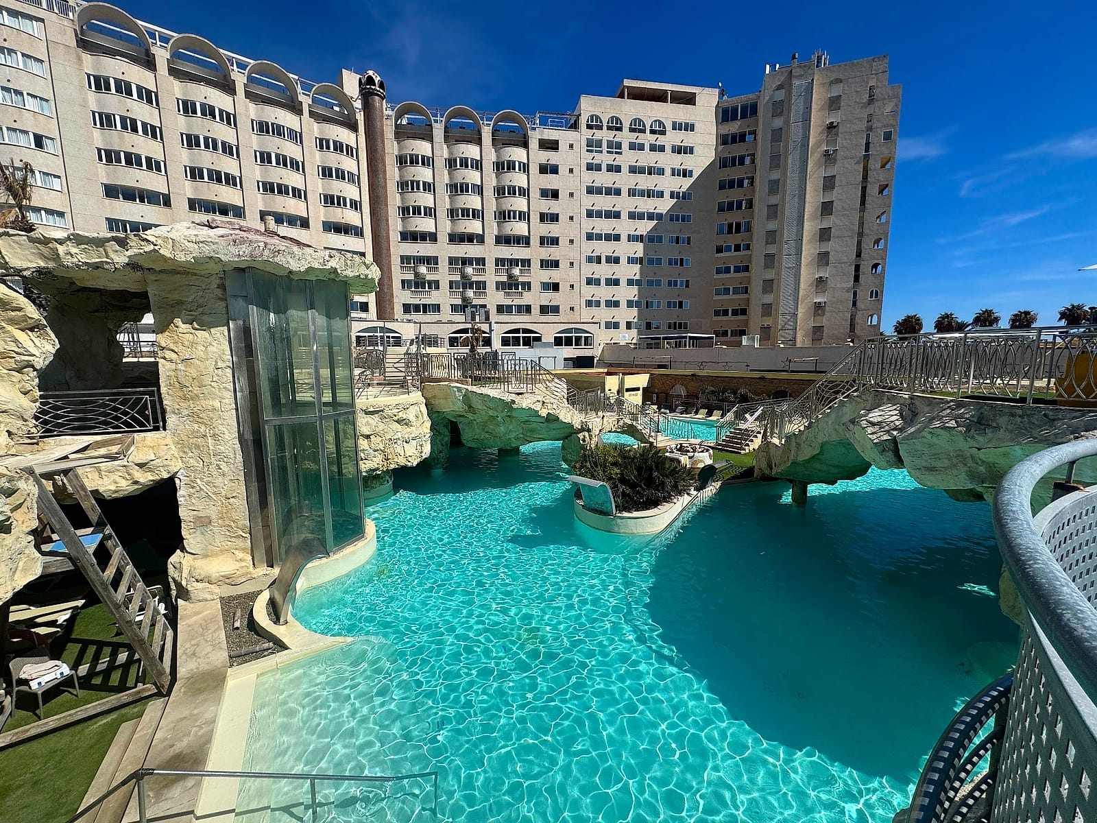 El thalasso exterior del Pontiana Thalasso, una laguna de agua de mar con puentes de roca