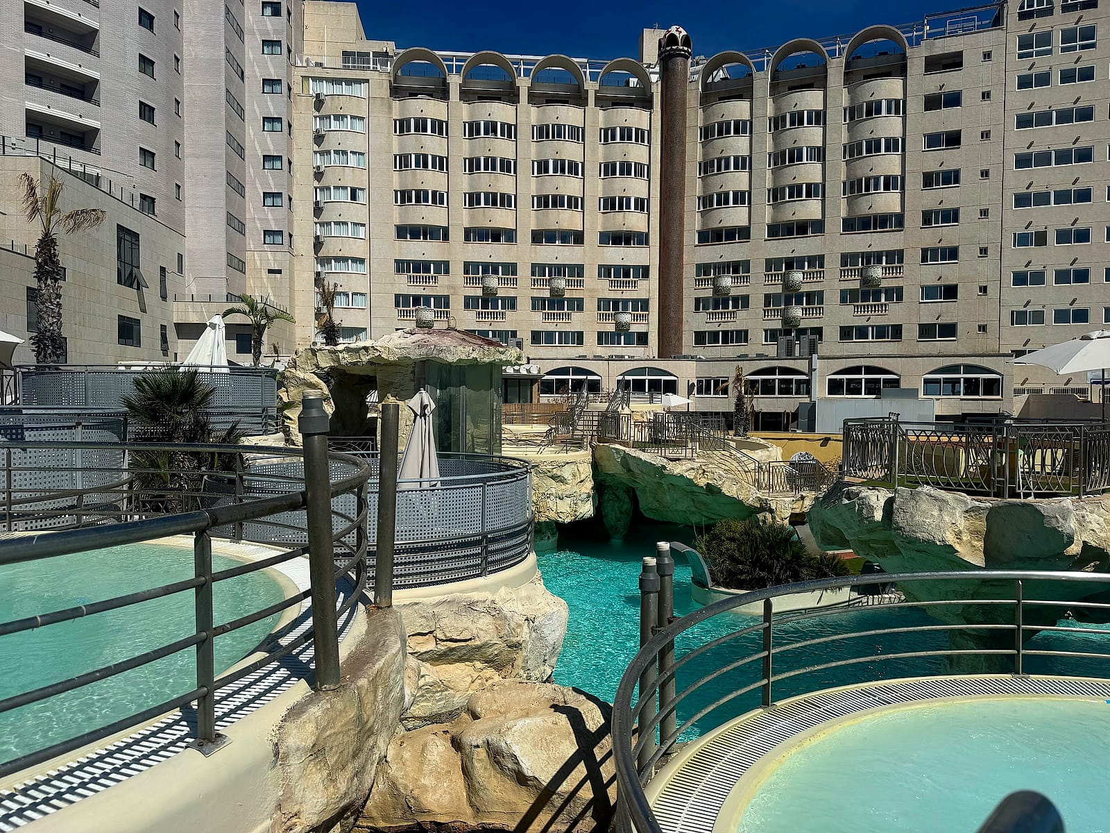 Panorámica del thalasso exterior del Pontiana Thalasso, con el edificio de arcos detrás