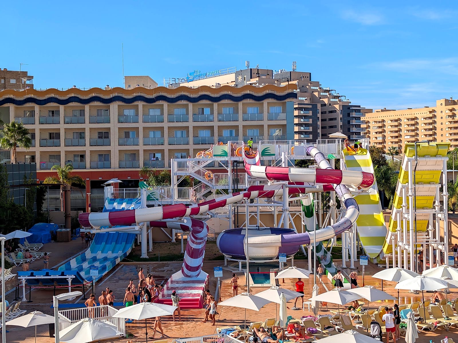 Los toboganes de colores del complejo de Marina d'Or, junto al Pontiana Thalasso