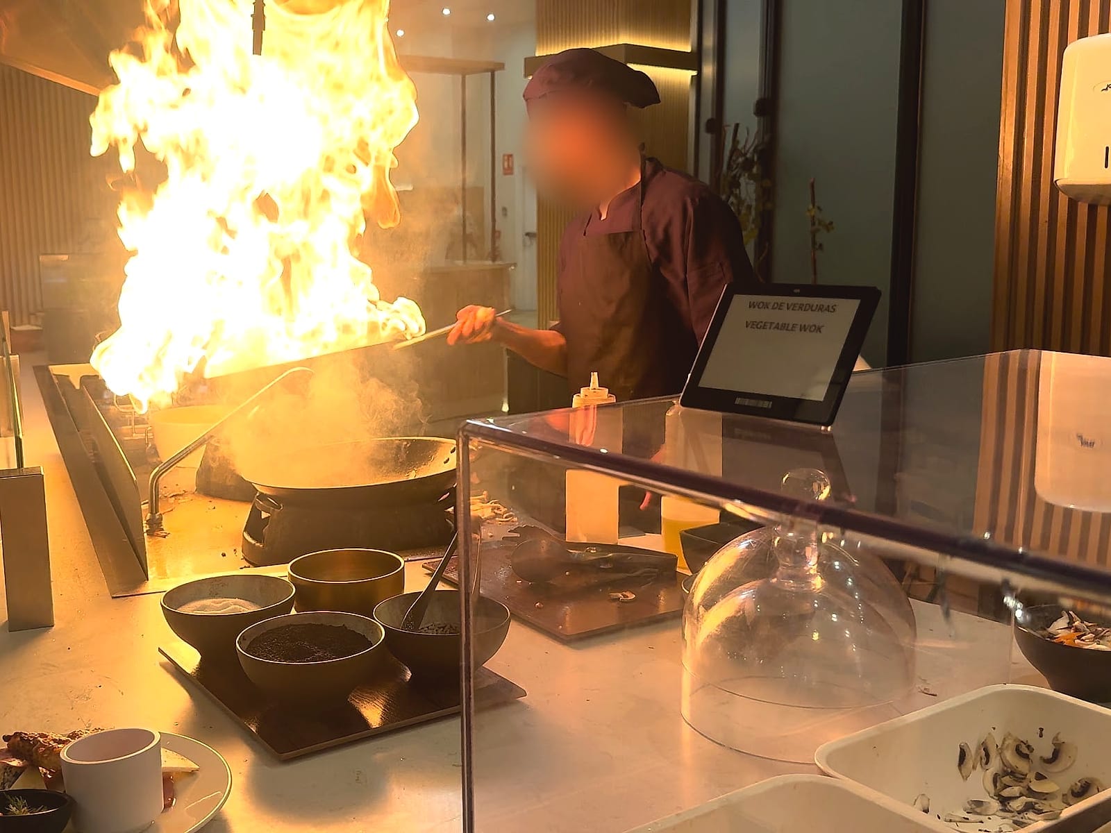La estación de wok del buffet del Pontiana Thalasso, con una llamarada en la sartén