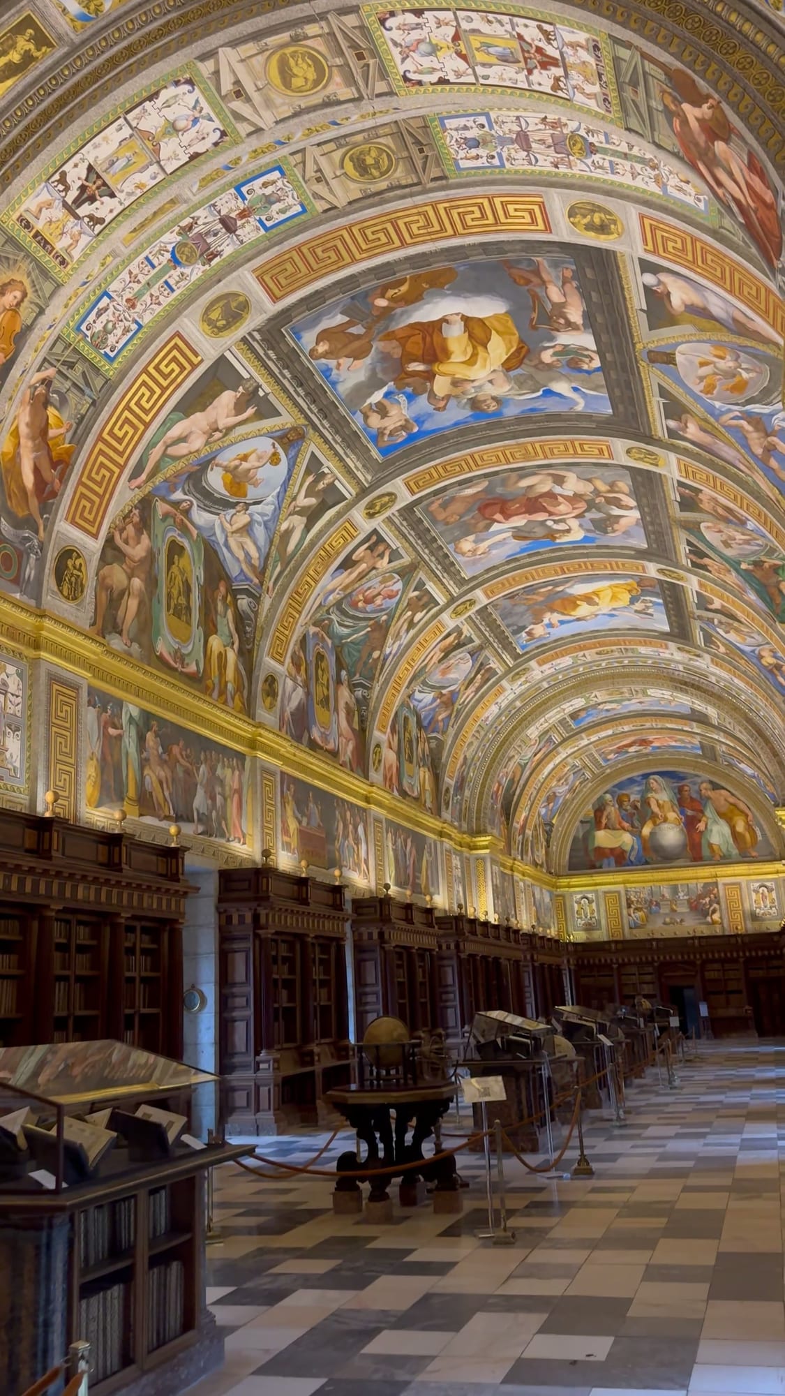 Biblioteca del Monasterio de El Escorial con la bóveda de frescos, a 10 minutos andando del Hotel Don Jaime
