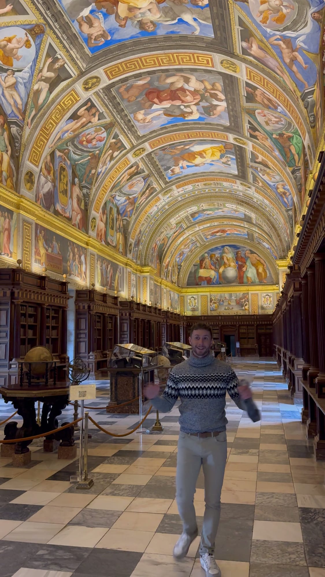 Javier Sobrino en la biblioteca del Monasterio de El Escorial