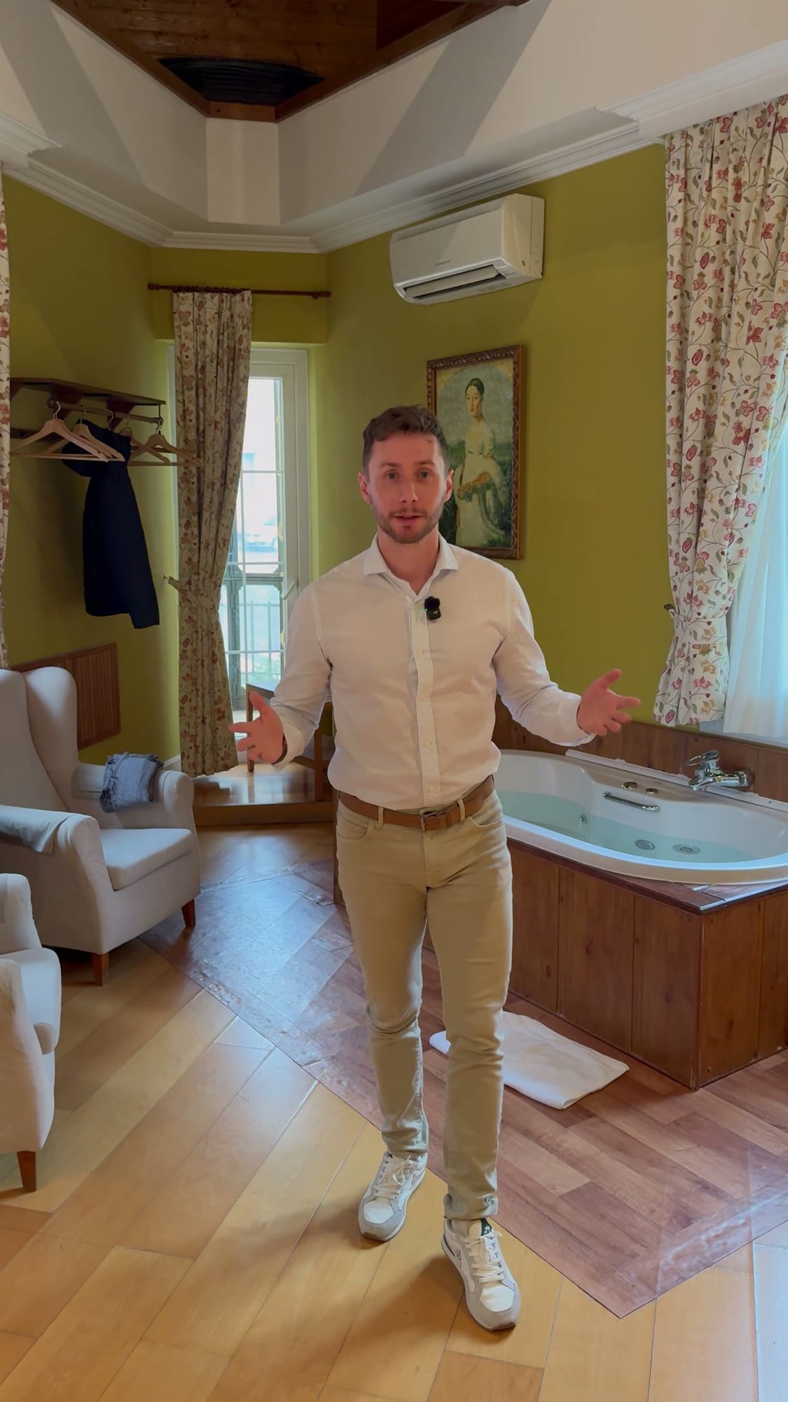 Javier Sobrino enseñando la suite con hidromasaje del Hotel Don Jaime en San Lorenzo de El Escorial