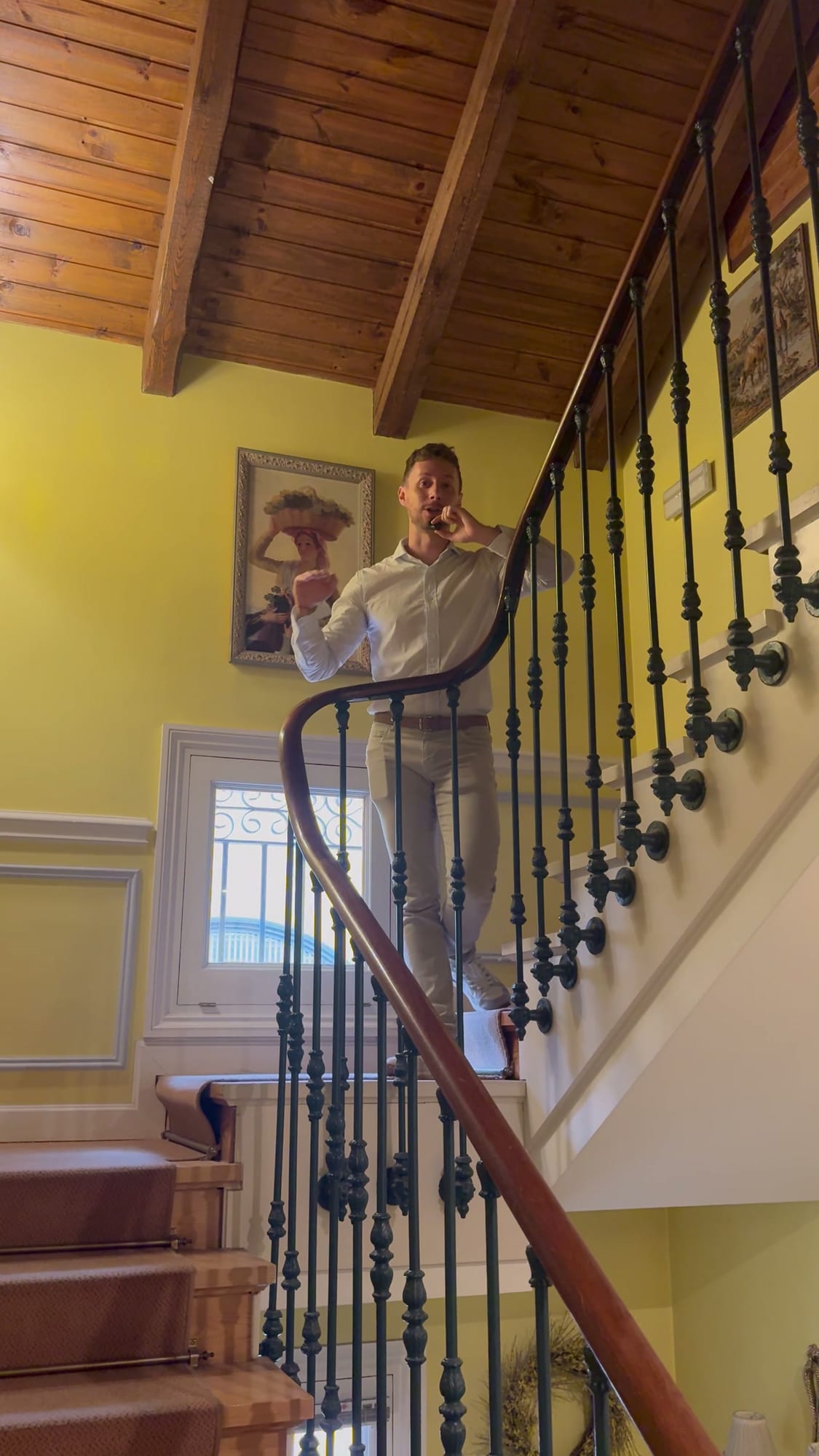 Javier Sobrino en la escalera de forja del Hotel Don Jaime