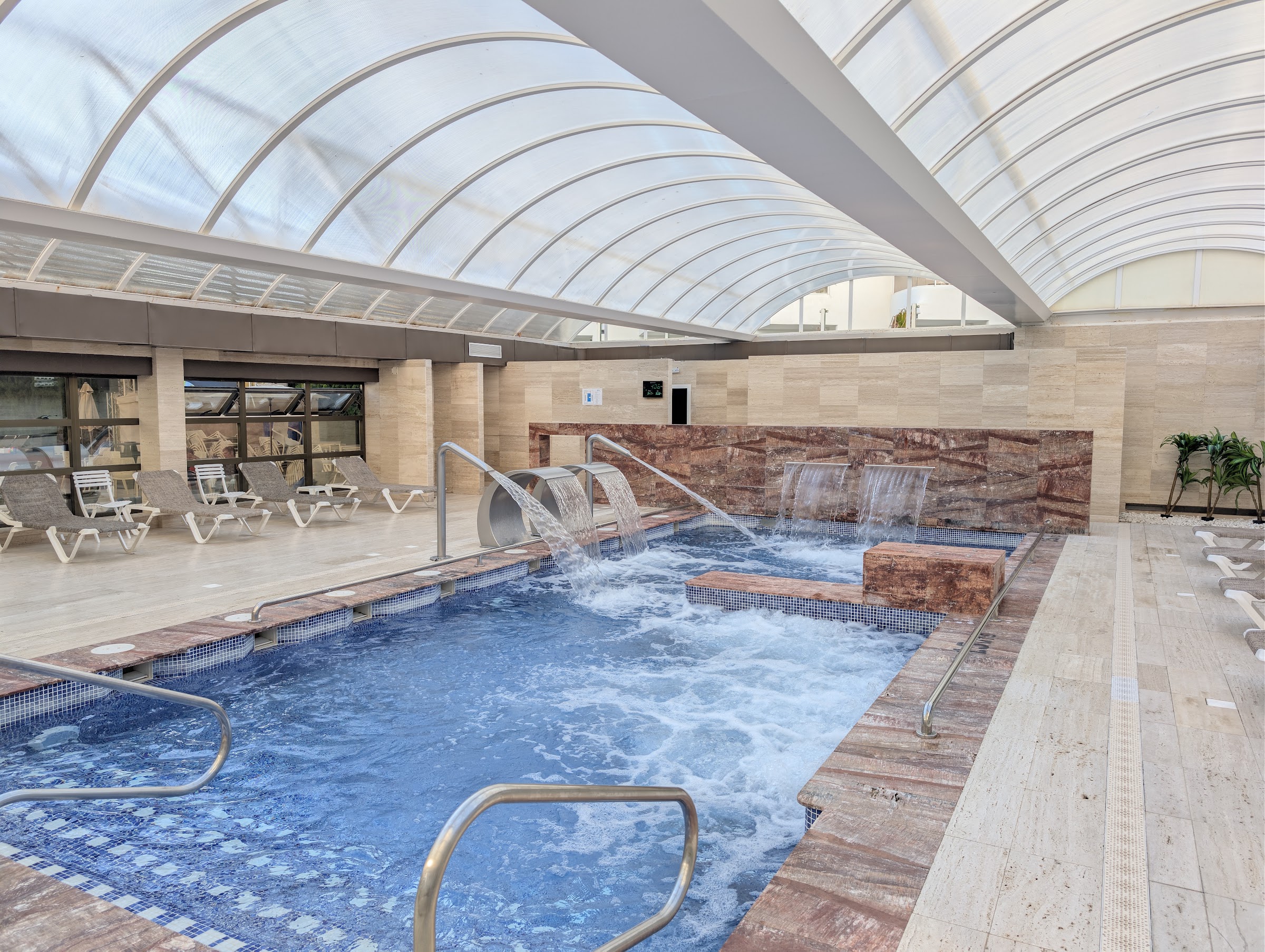 Piscina de hidromasaje con cascadas en el spa del Hotel Rosamar Benidorm