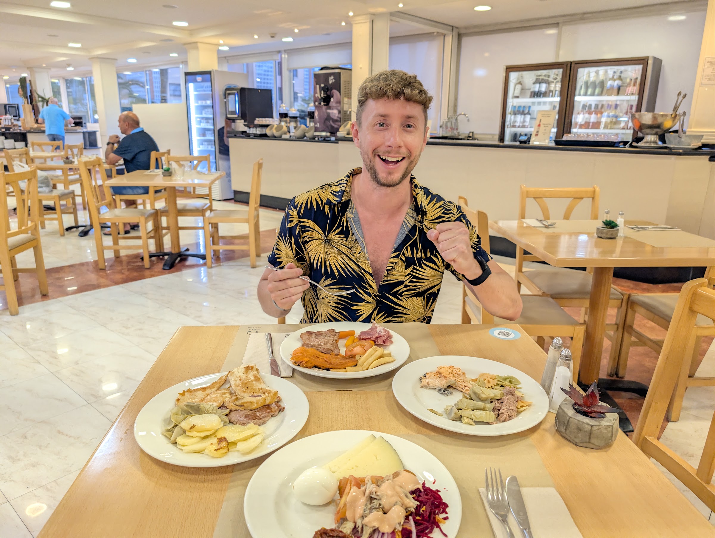 Javier Sobrino entusiasmado ante varios platos del buffet del Sol Pelícanos Ocas