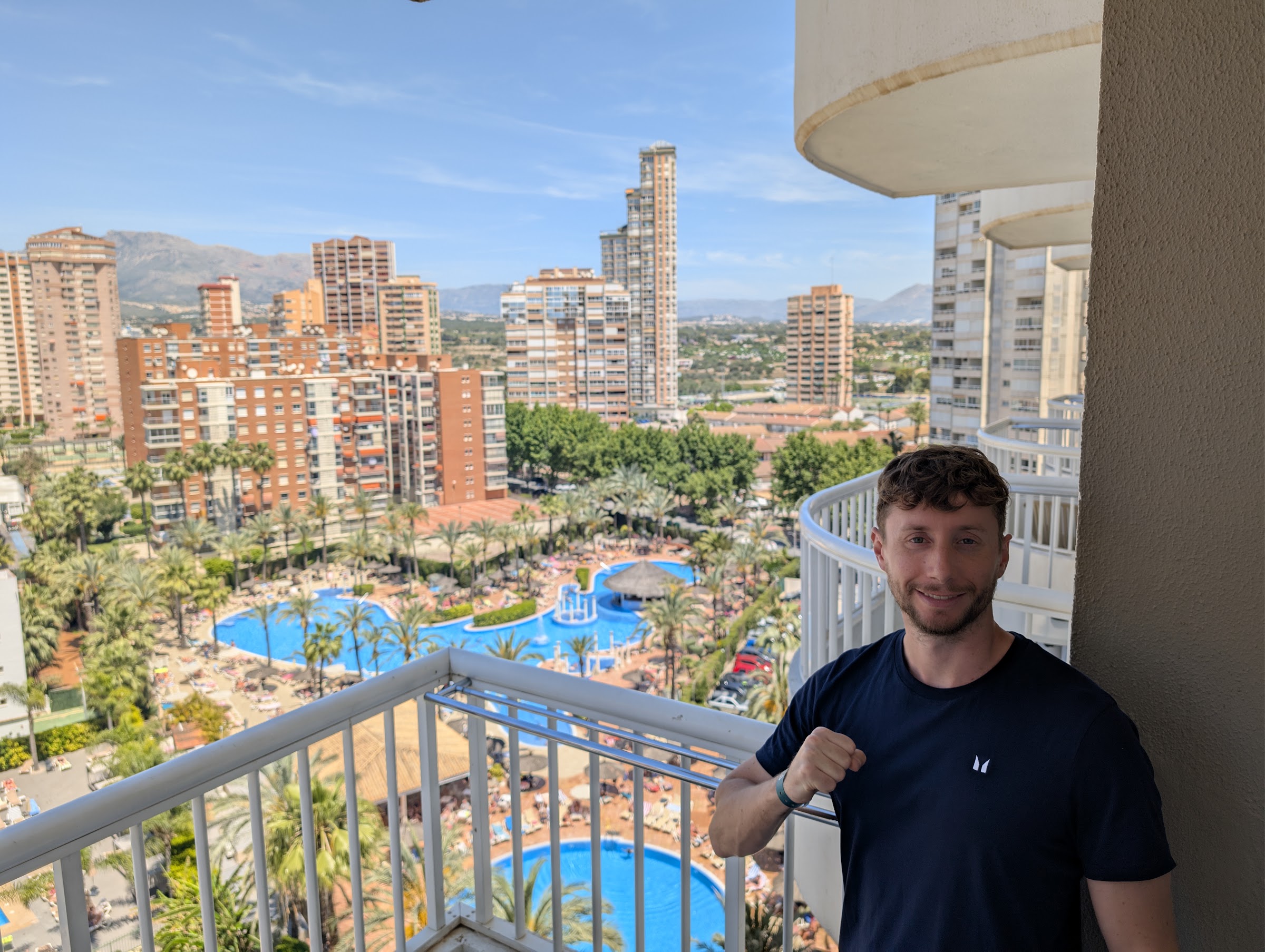 Javier Sobrino en el balcón de la habitación con vistas a las piscinas del Sol Pelícanos Ocas