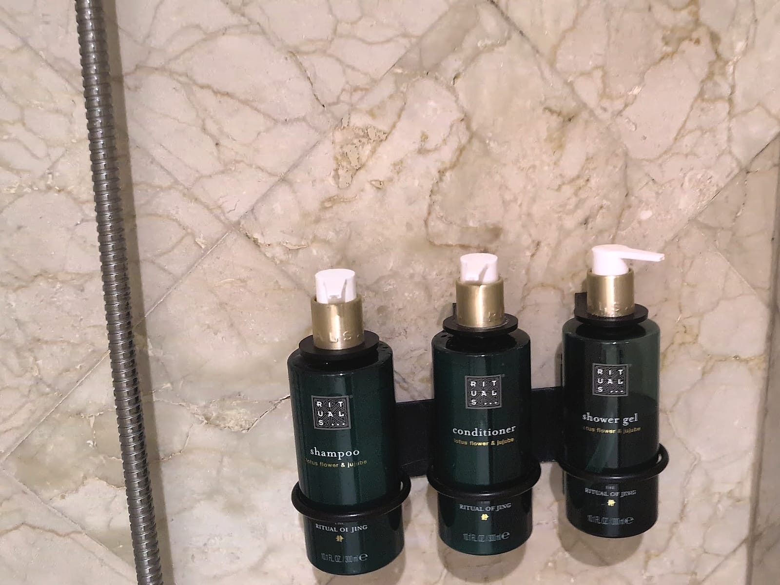Champú, acondicionador y gel de Rituals en la ducha de The Level at Meliá Villaitana
