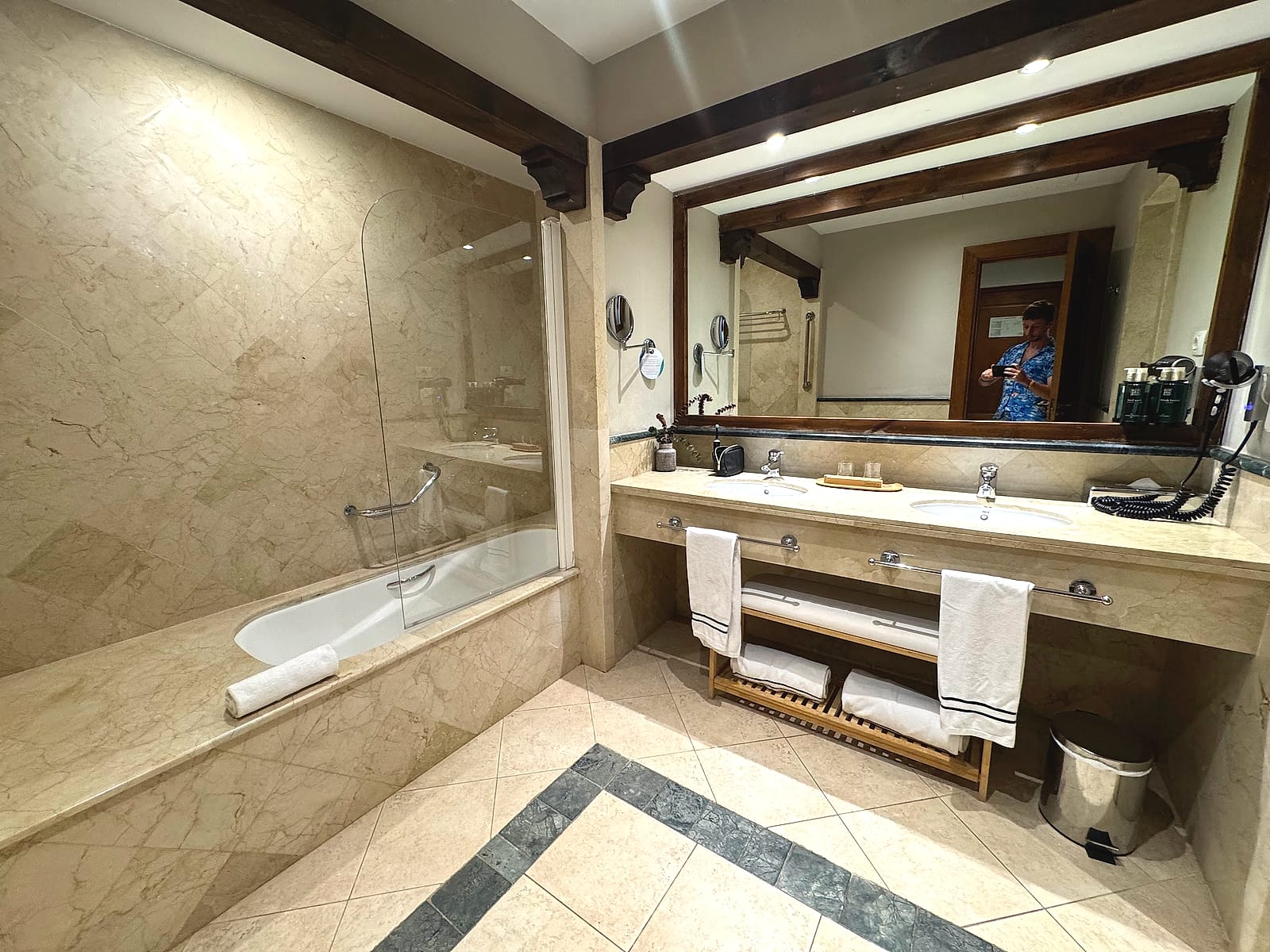 El baño de The Level at Meliá Villaitana, de mármol, con bañera y doble lavabo