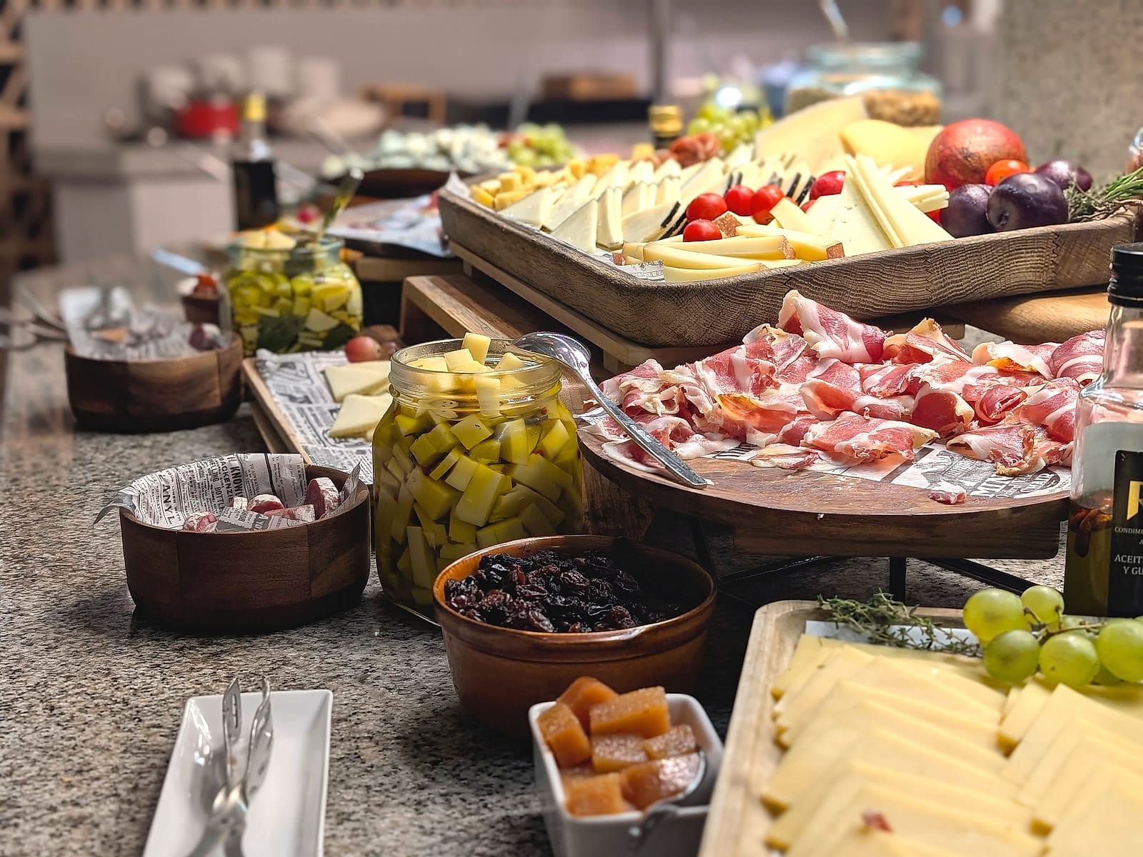 Quesos, jamón y uvas en la mesa de embutidos de la cena de The Level