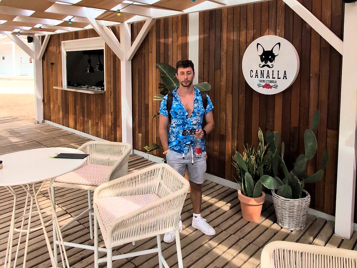 Javier Sobrino en el chiringuito Canalla, junto a la piscina tipo playa del Meliá Villaitana