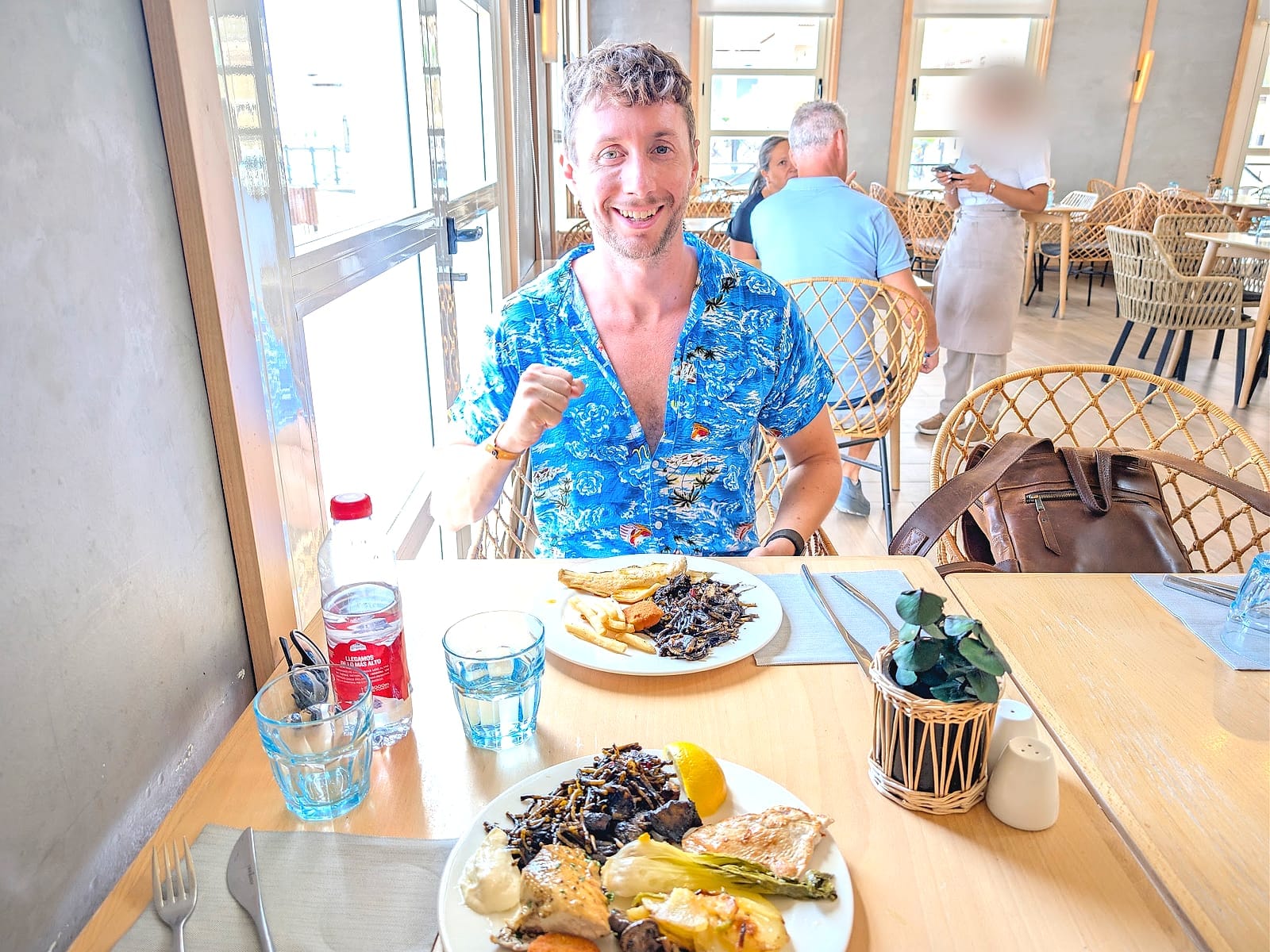 Javier Sobrino comiendo en el buffet del Meliá Villaitana