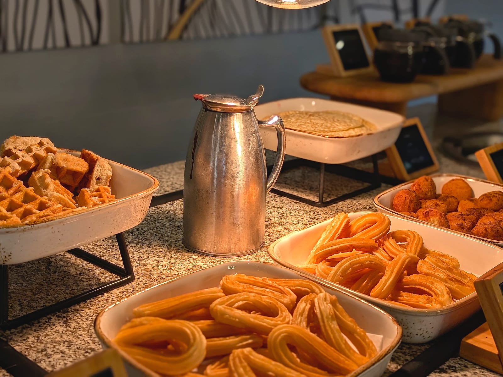 Churros y gofres en el desayuno de The Level at Meliá Villaitana