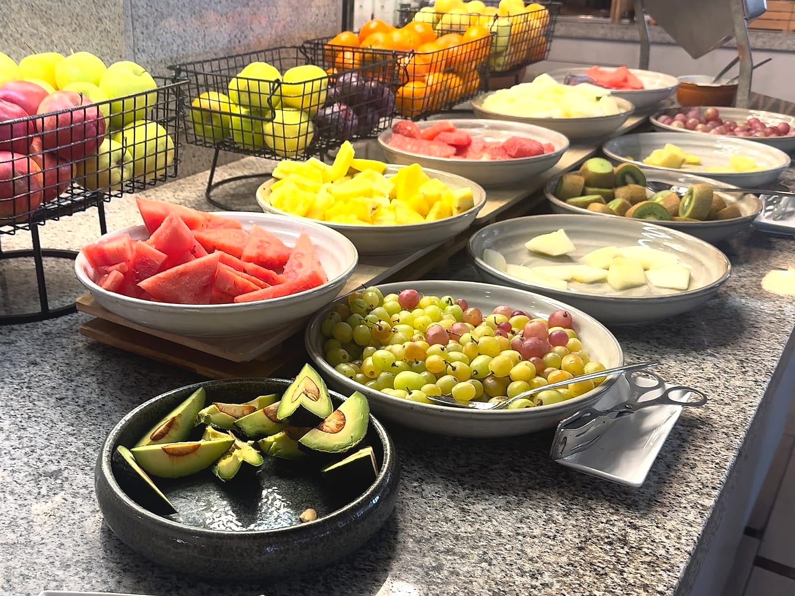 Fruta fresca y aguacate en el desayuno de The Level at Meliá Villaitana