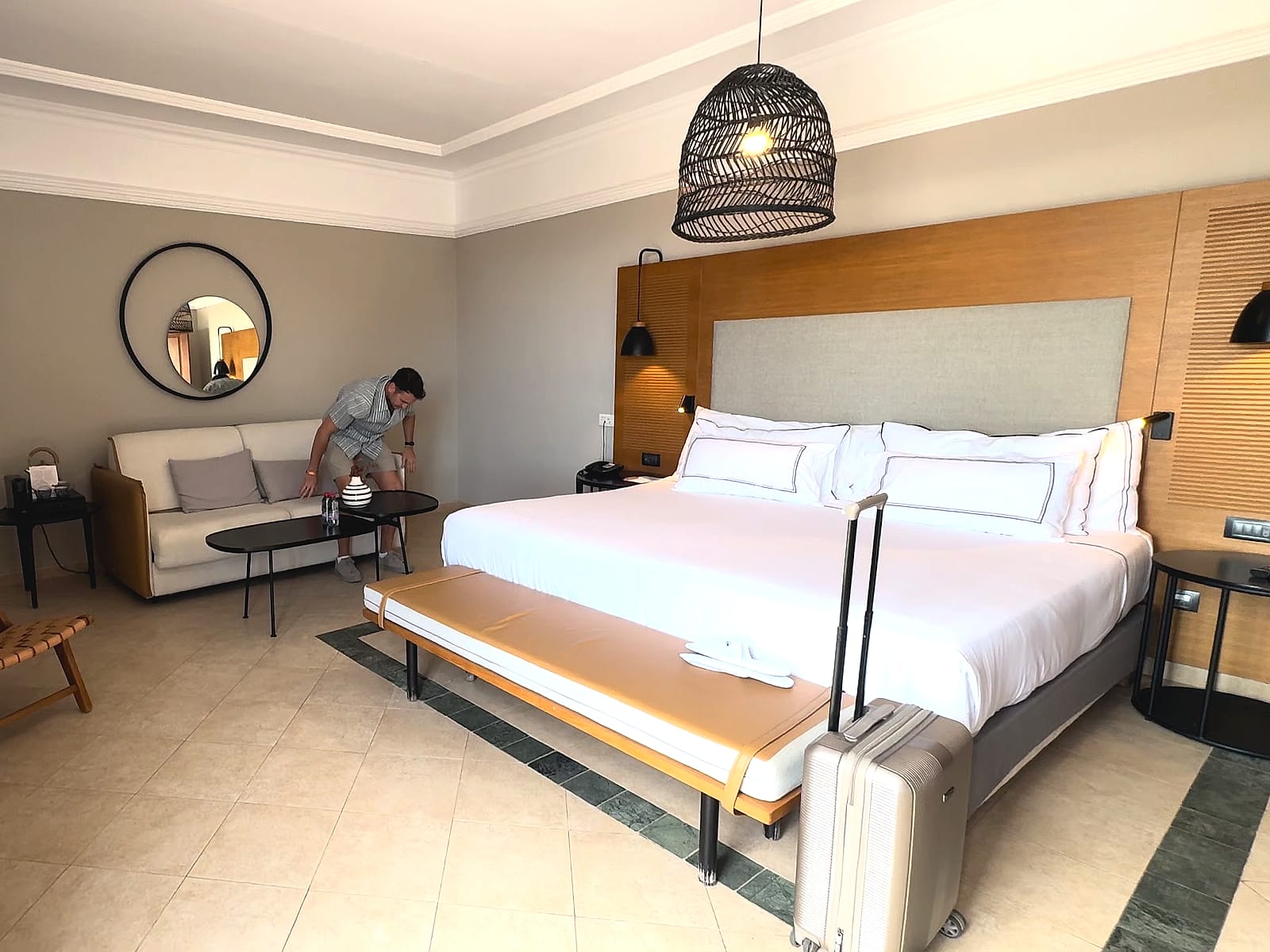 El dormitorio de nuestra habitación de The Level at Meliá Villaitana, con cama grande y sofá