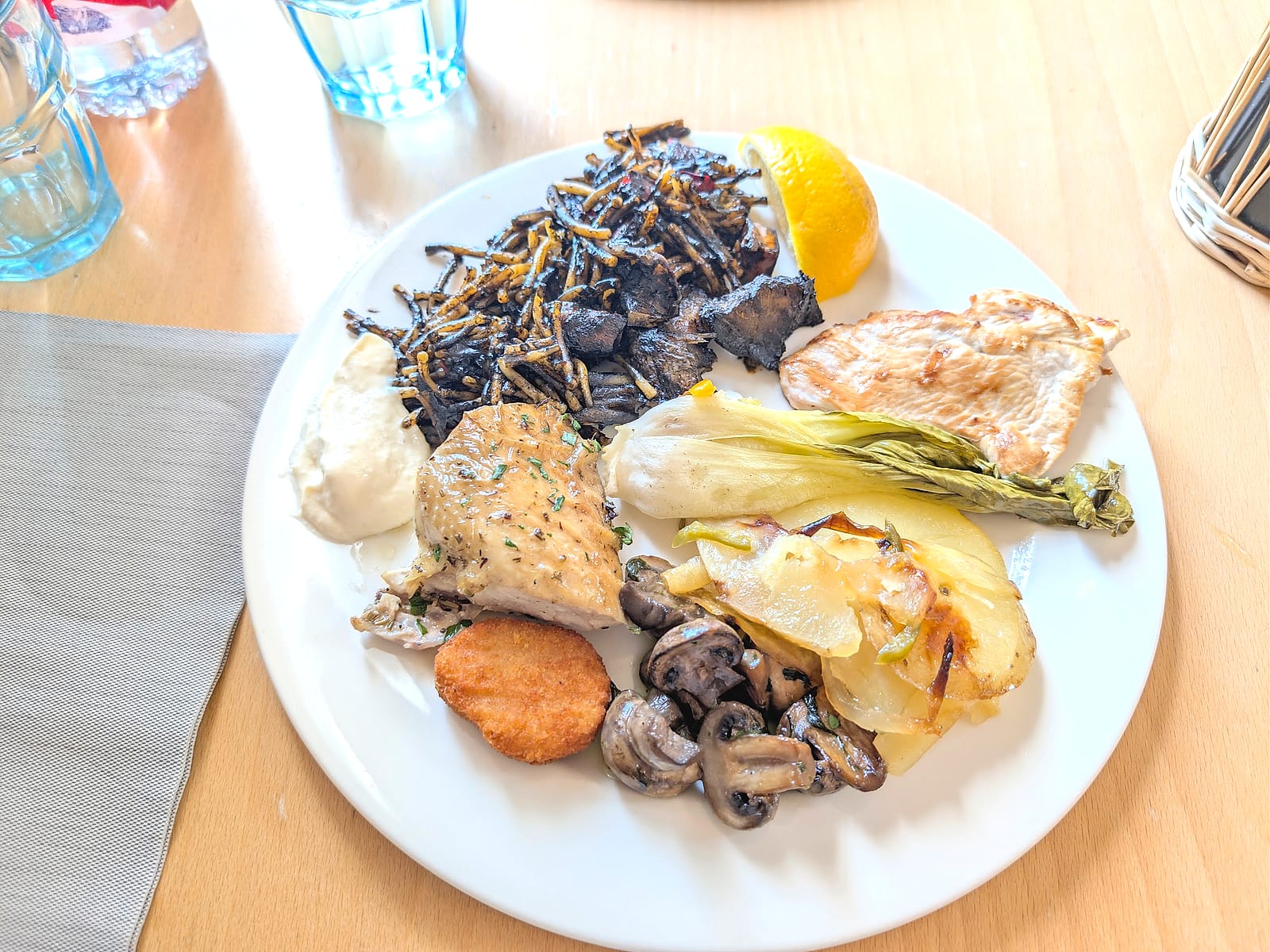 Un plato del buffet del Meliá Villaitana, con fideuá negra, pescado y pollo a la plancha