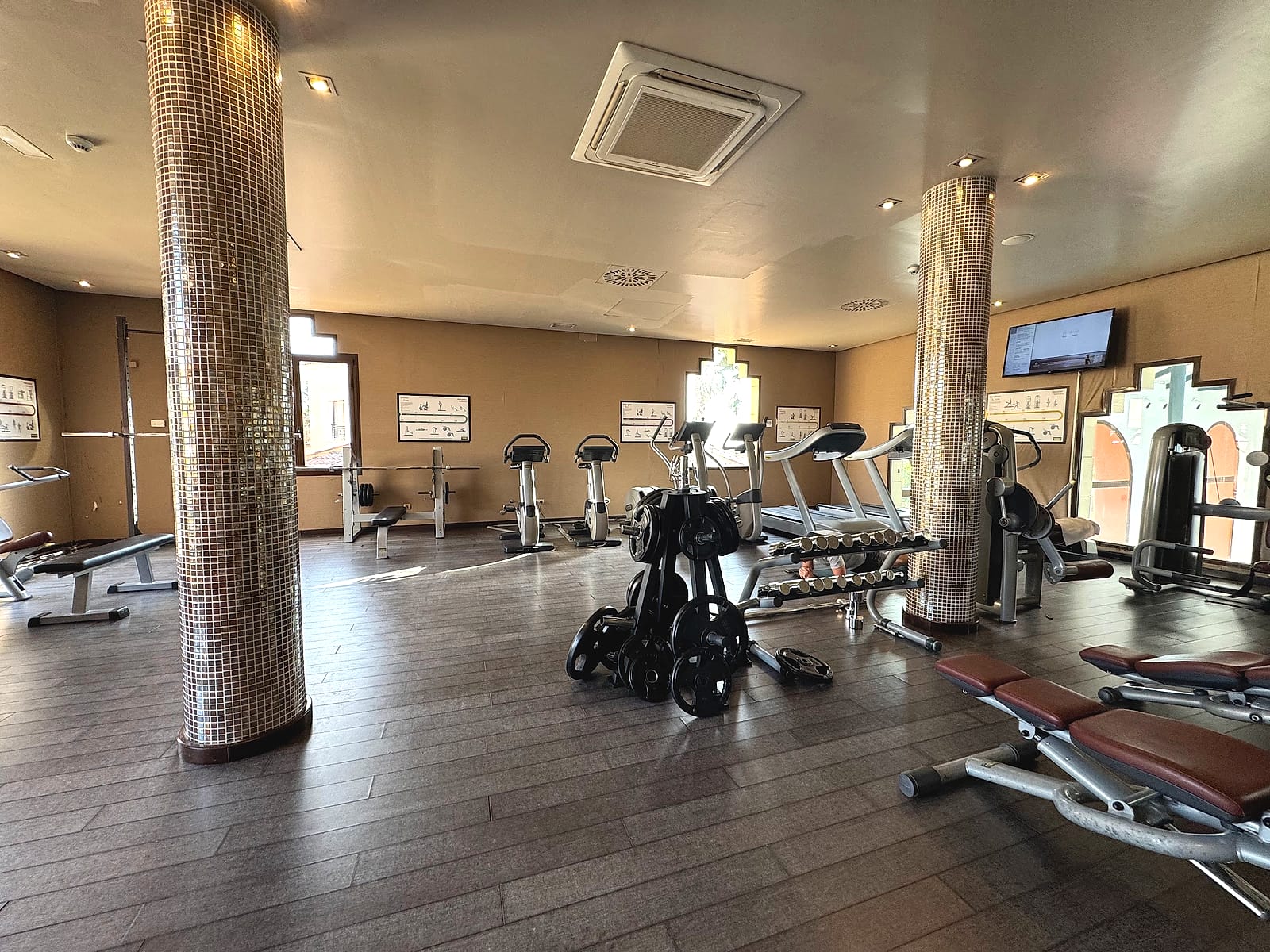 El gimnasio del Meliá Villaitana, con bancos, pesas y máquinas