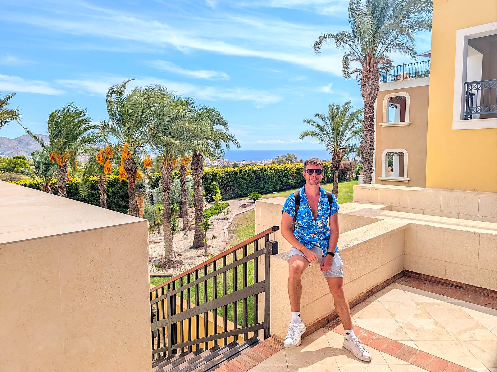 Javier Sobrino en una terraza del Meliá Villaitana, con un jardín de palmeras y el mar al fondo