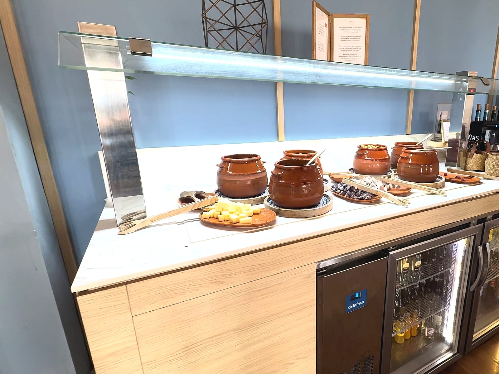 La barra de aperitivos del lounge de The Level, con neveras de bebidas