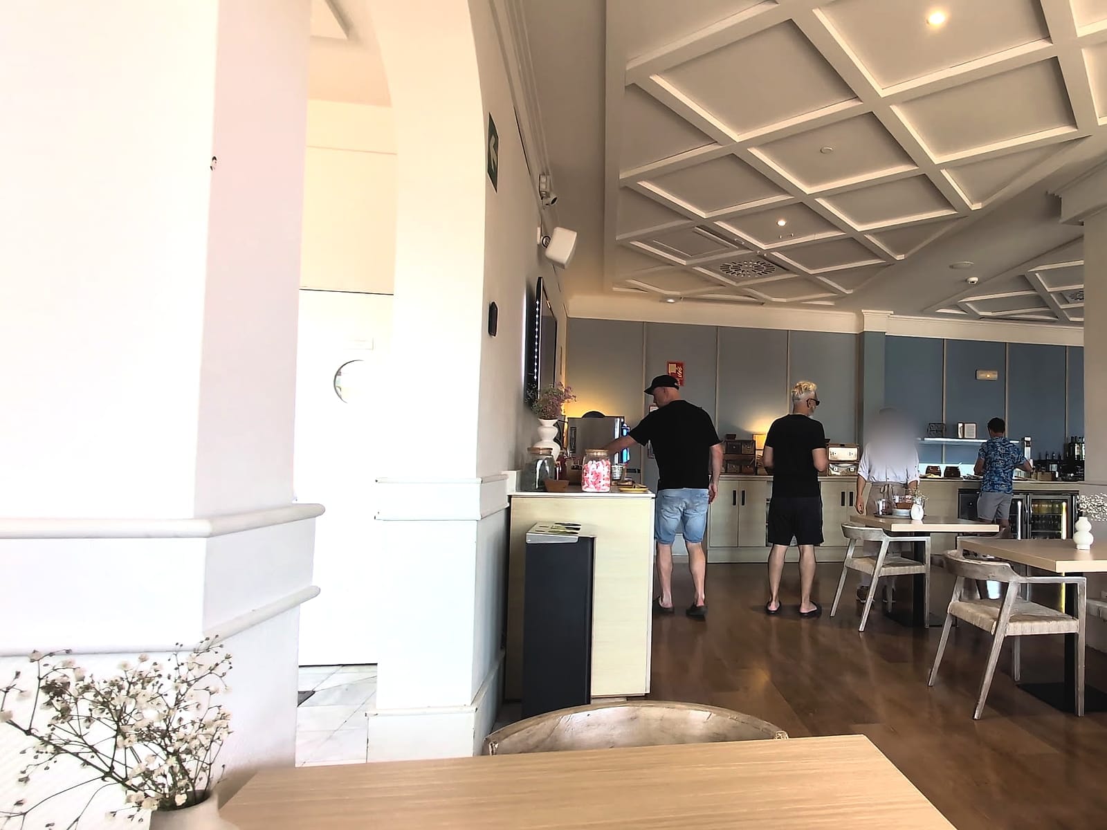 El lounge de The Level, con clientes sirviéndose en el autoservicio