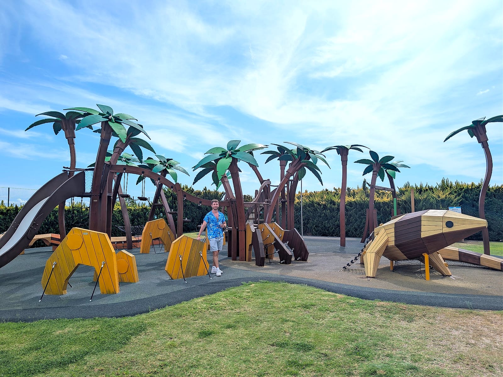 El parque infantil del Meliá Villaitana, con palmeras de madera y animales gigantes para trepar