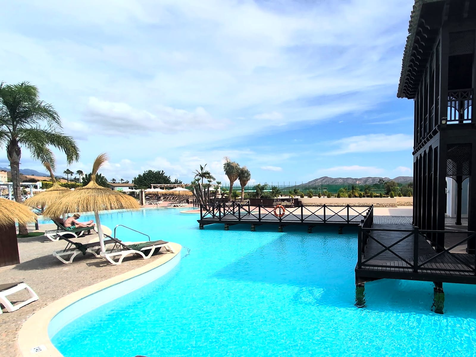 La piscina lago del Meliá Villaitana, con un pabellón de madera sobre el agua