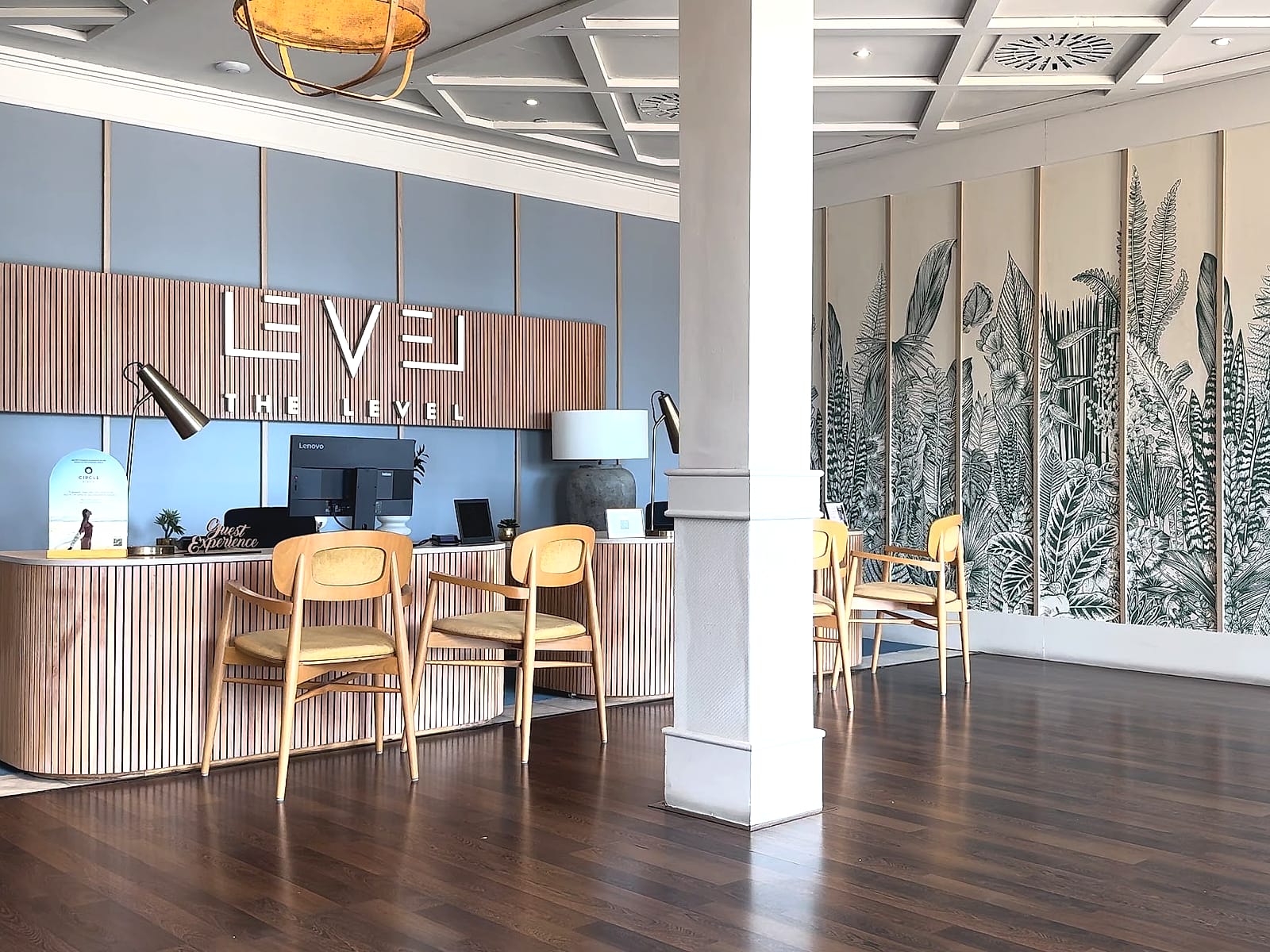La recepción propia de The Level, dentro del complejo Meliá Villaitana
