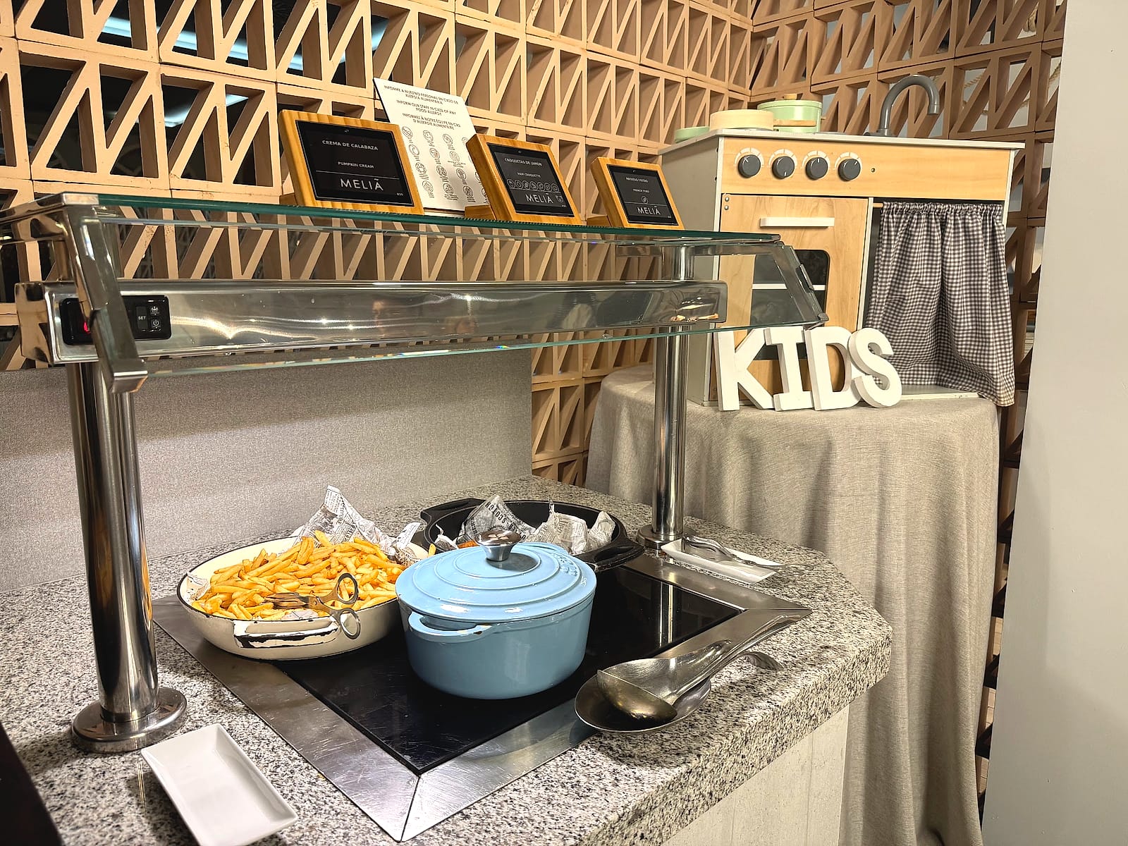 El rincón Kids del buffet de The Level, con patatas fritas y una cocinita de madera