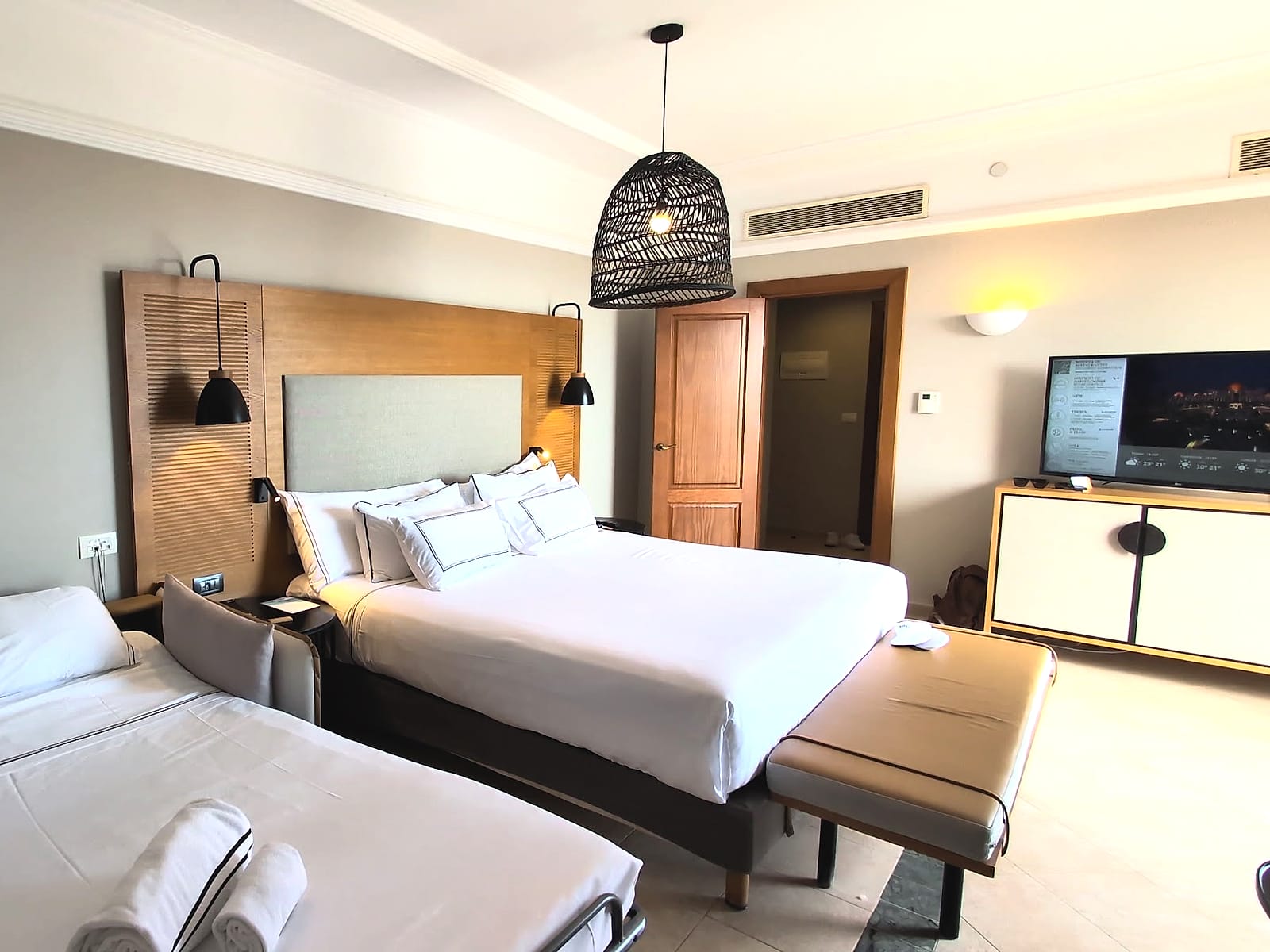 La habitación de The Level at Meliá Villaitana con el sofá montado como cama