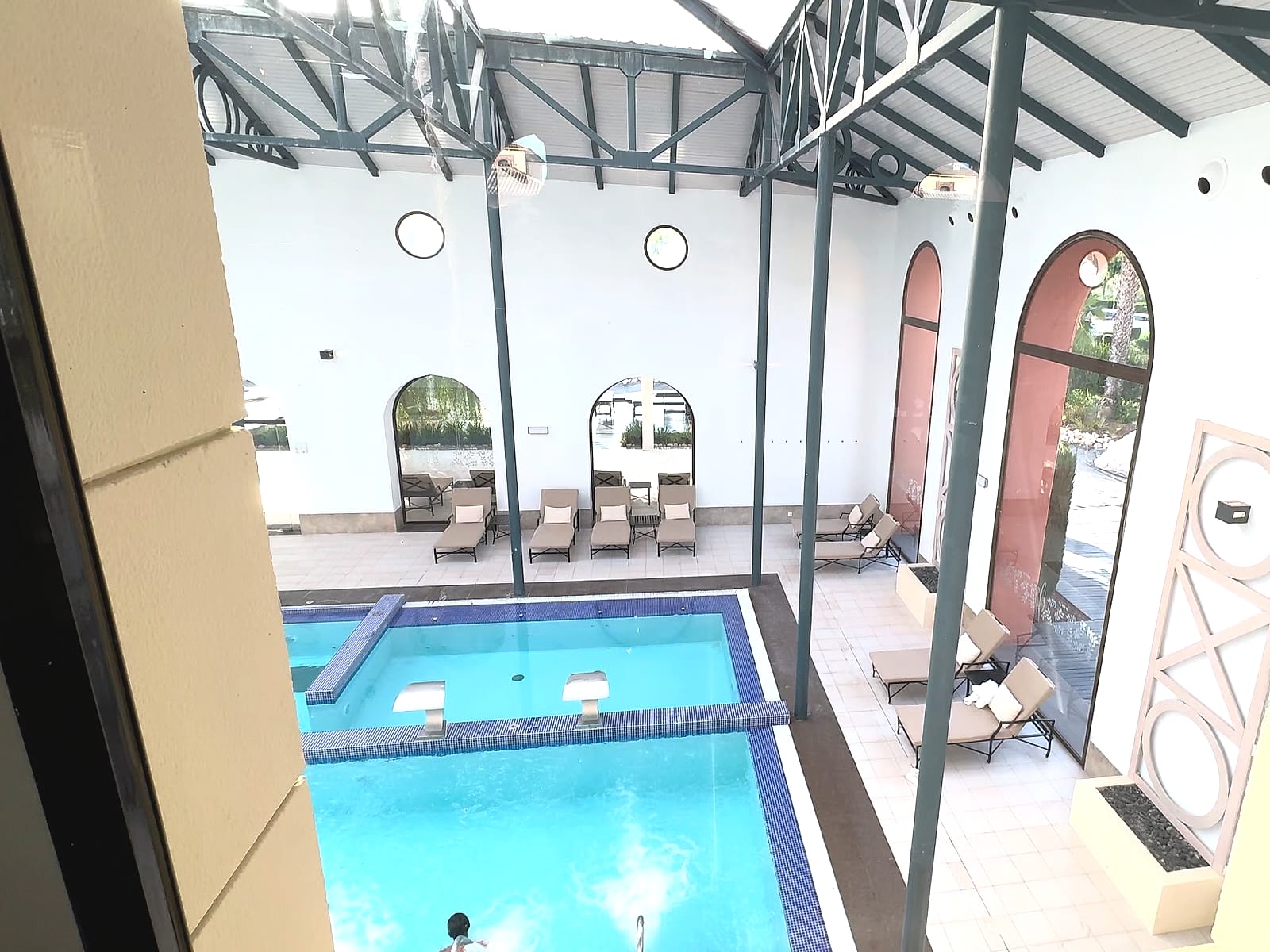 La piscina cubierta del spa del Meliá Villaitana, vista desde la cristalera del gimnasio