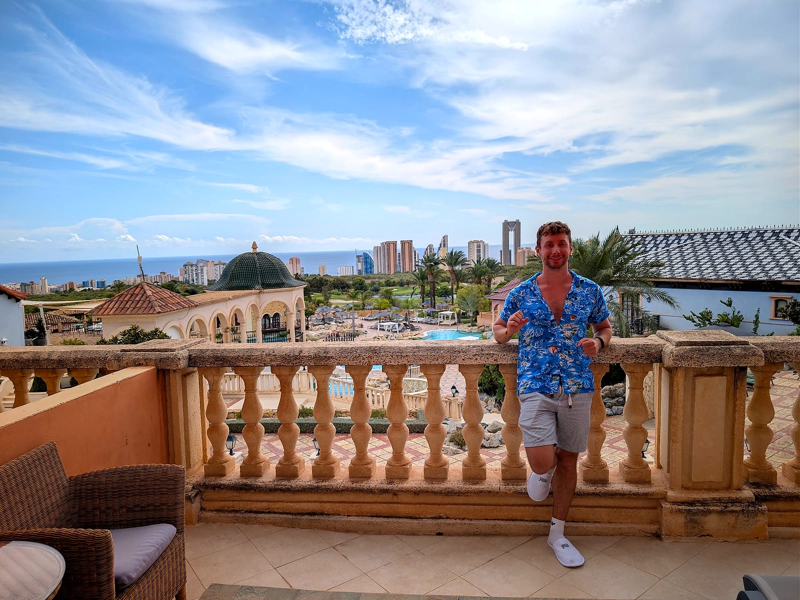 Javier Sobrino en la terraza de su habitación de The Level at Meliá Villaitana, con el skyline de Benidorm detrás