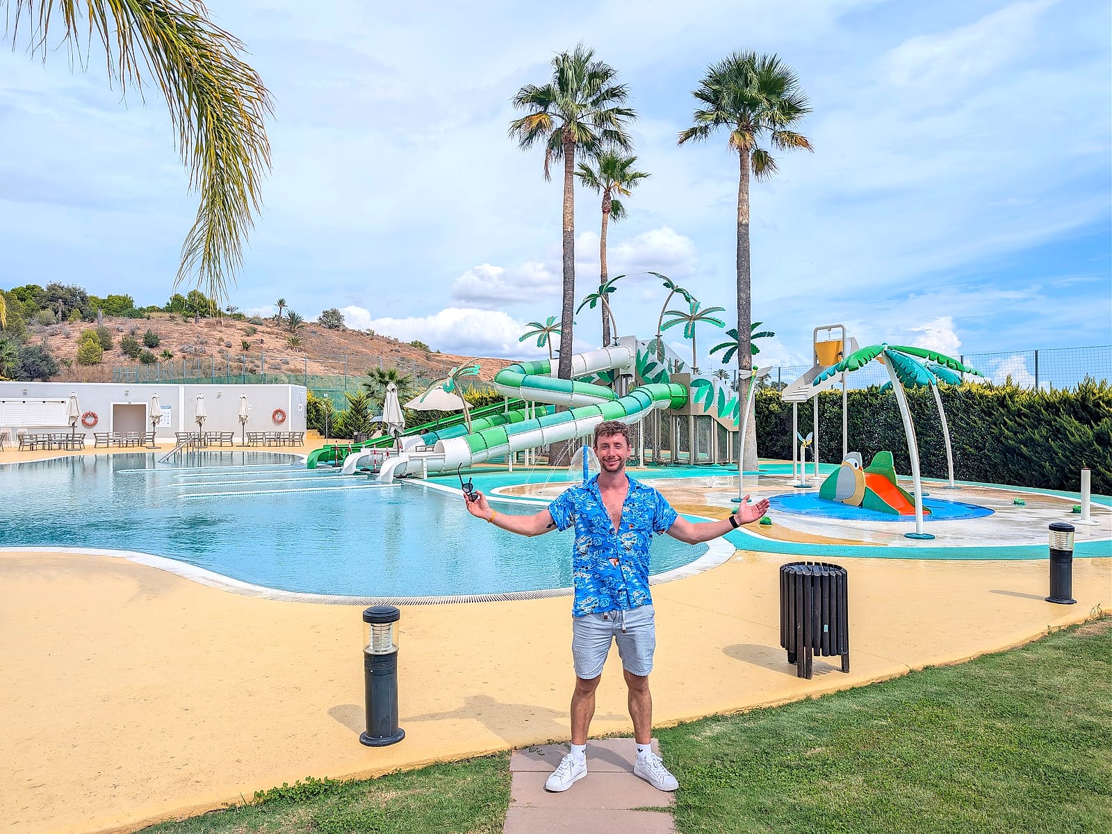 Javier Sobrino delante del parque acuático infantil del Meliá Villaitana