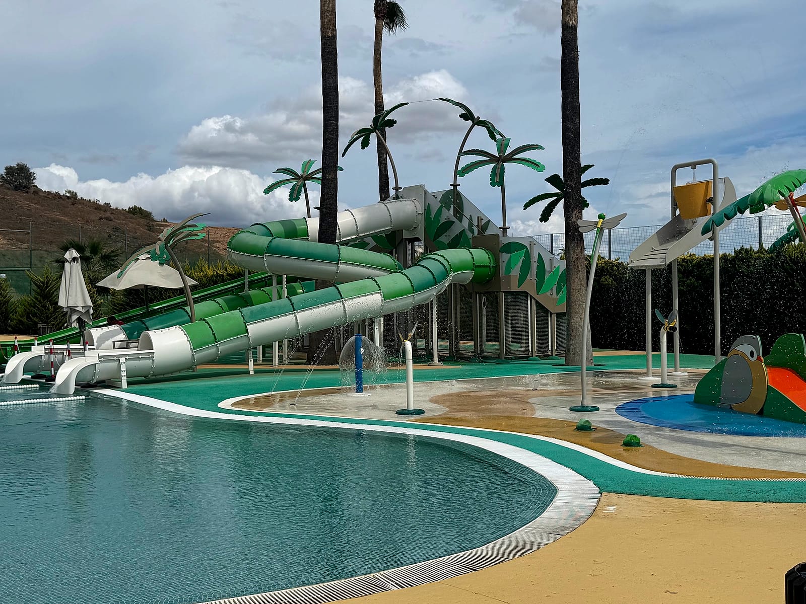Los toboganes y la zona de chorros del parque acuático infantil del Meliá Villaitana