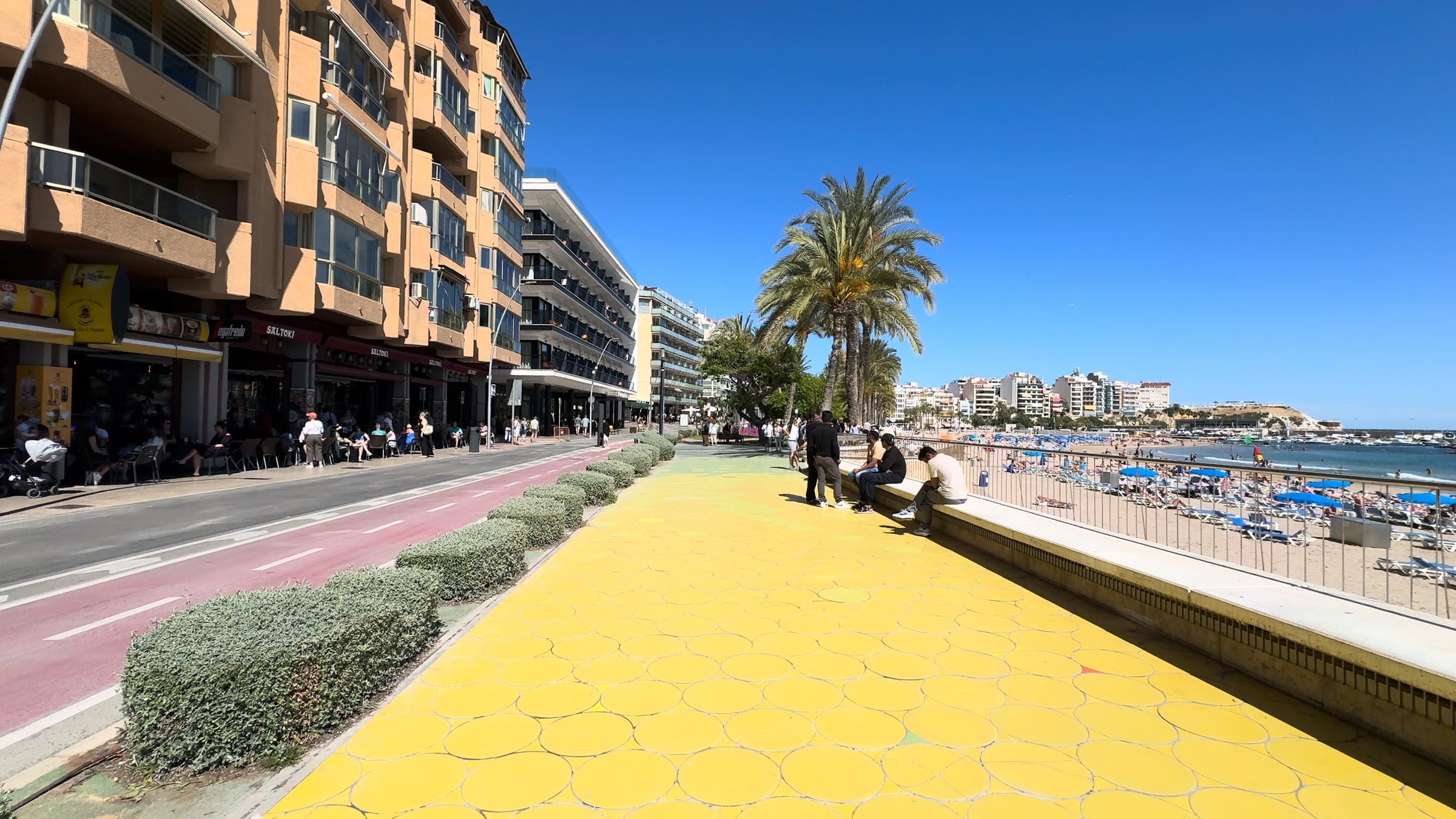 Paseo marítimo de la Playa de Poniente cerca del Hotel Villa del Mar en Benidorm