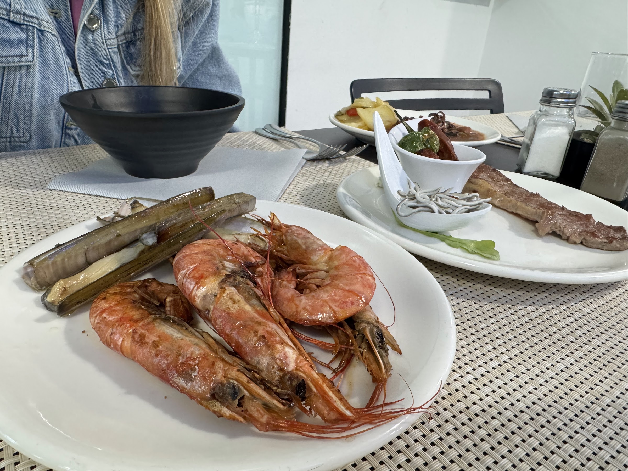 Plato de gambones y navajas a la plancha del buffet del Hotel Villa del Mar