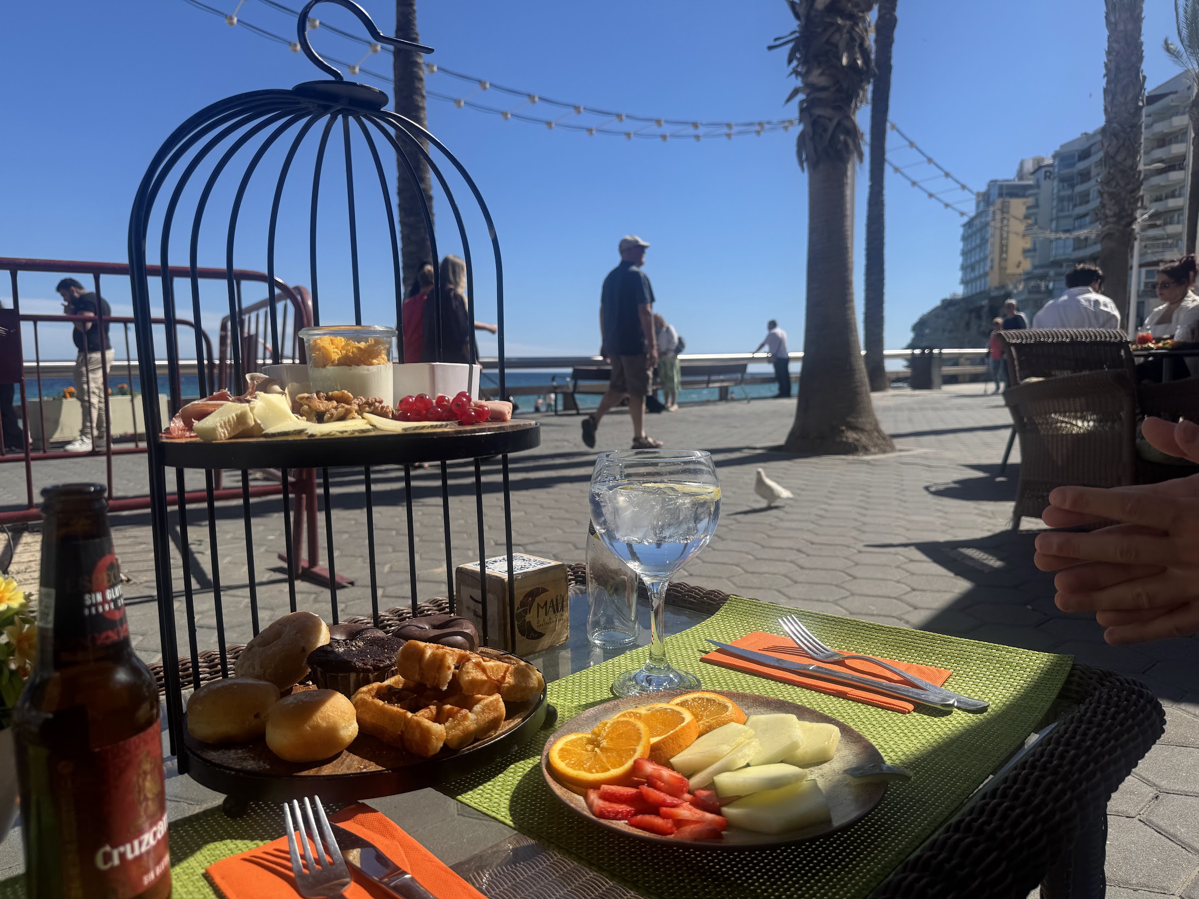 Brunch con gofres, donuts, fruta y quesos frente al paseo marítimo en el Hotel Villa del Mar