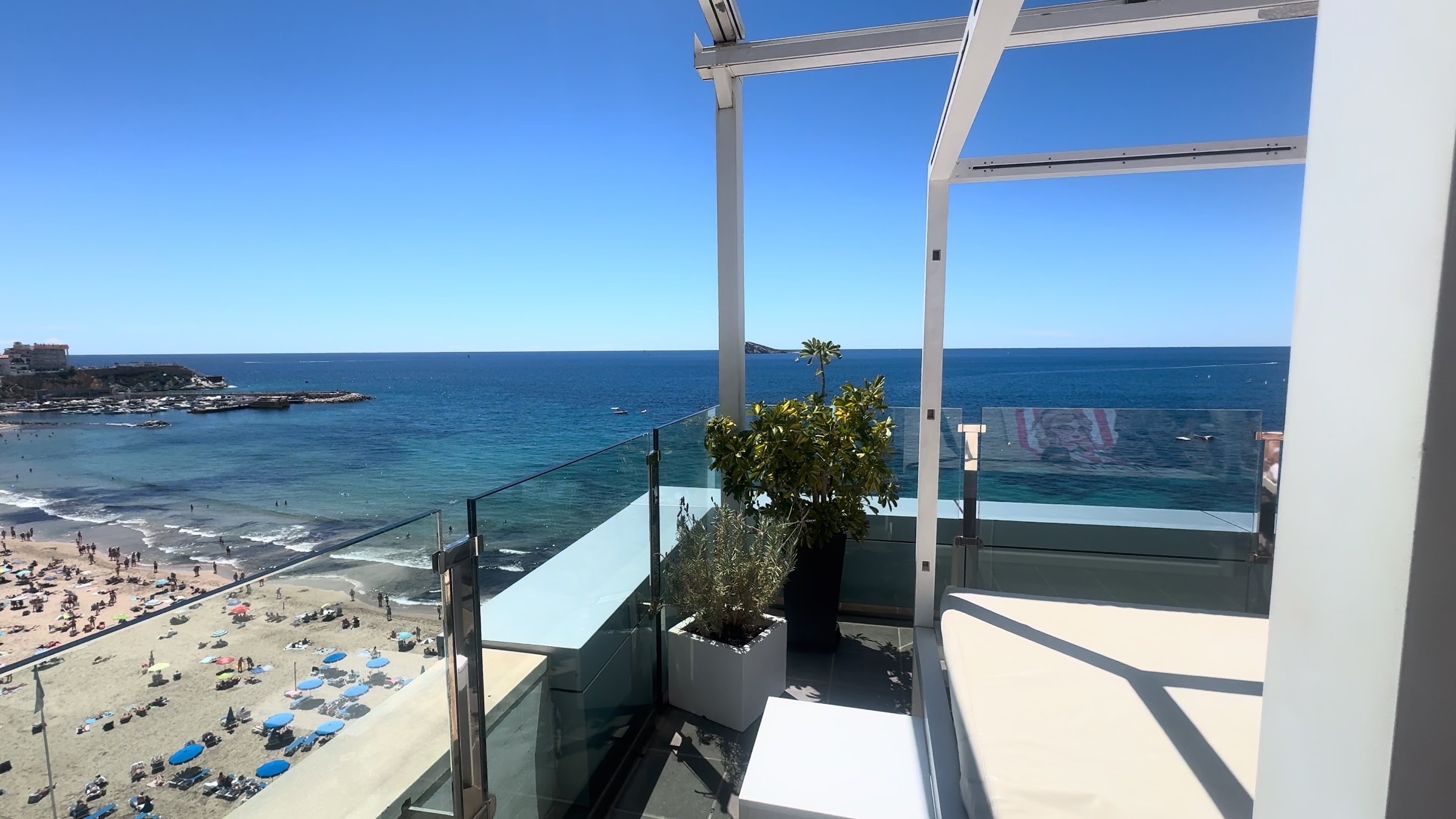 Azotea del Hotel Villa del Mar con barandilla de cristal y vistas a la Playa de Poniente