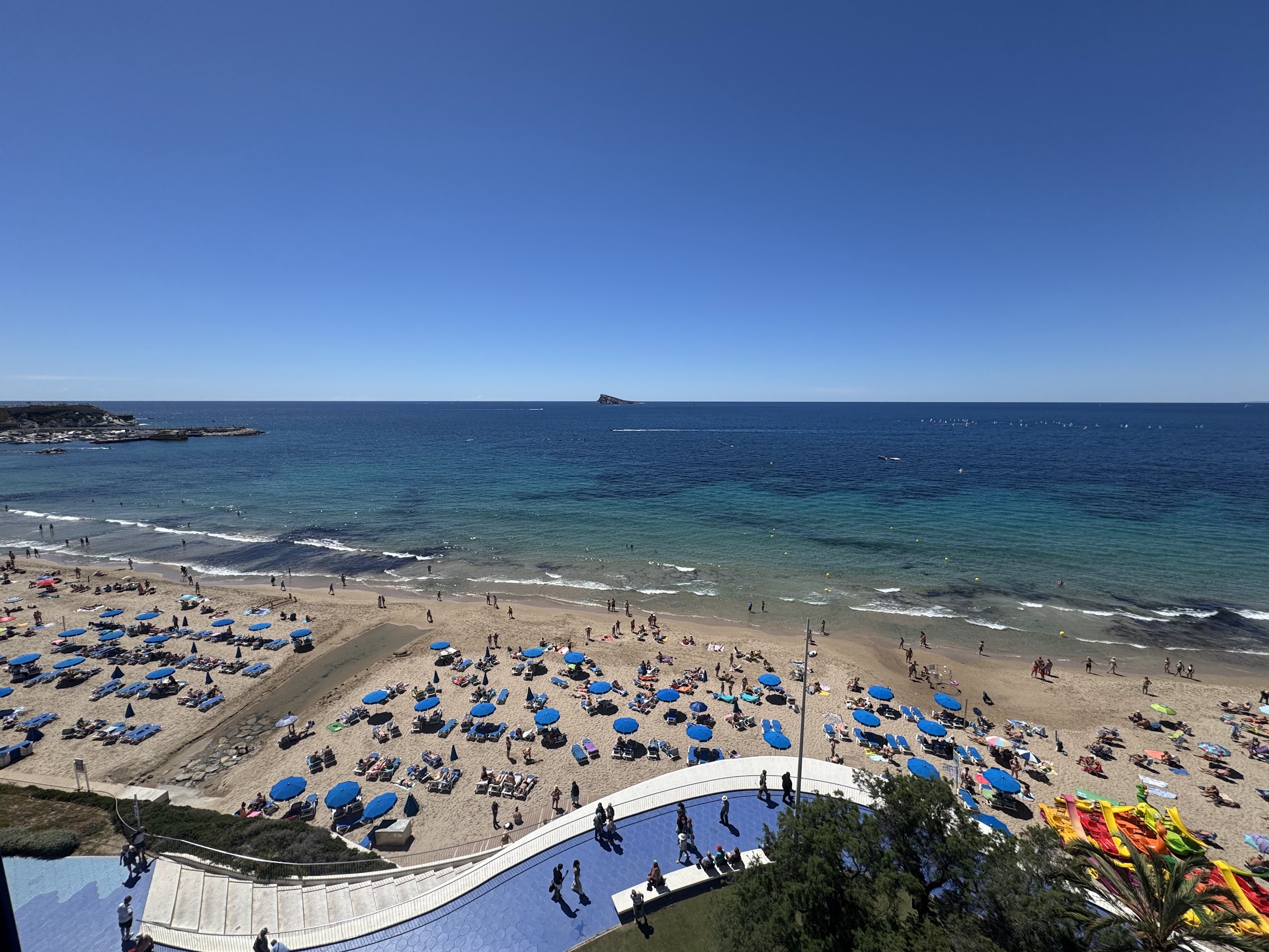 Vista desde el Hotel Villa del Mar de la Playa de Poniente y el paseo marítimo de Benidorm