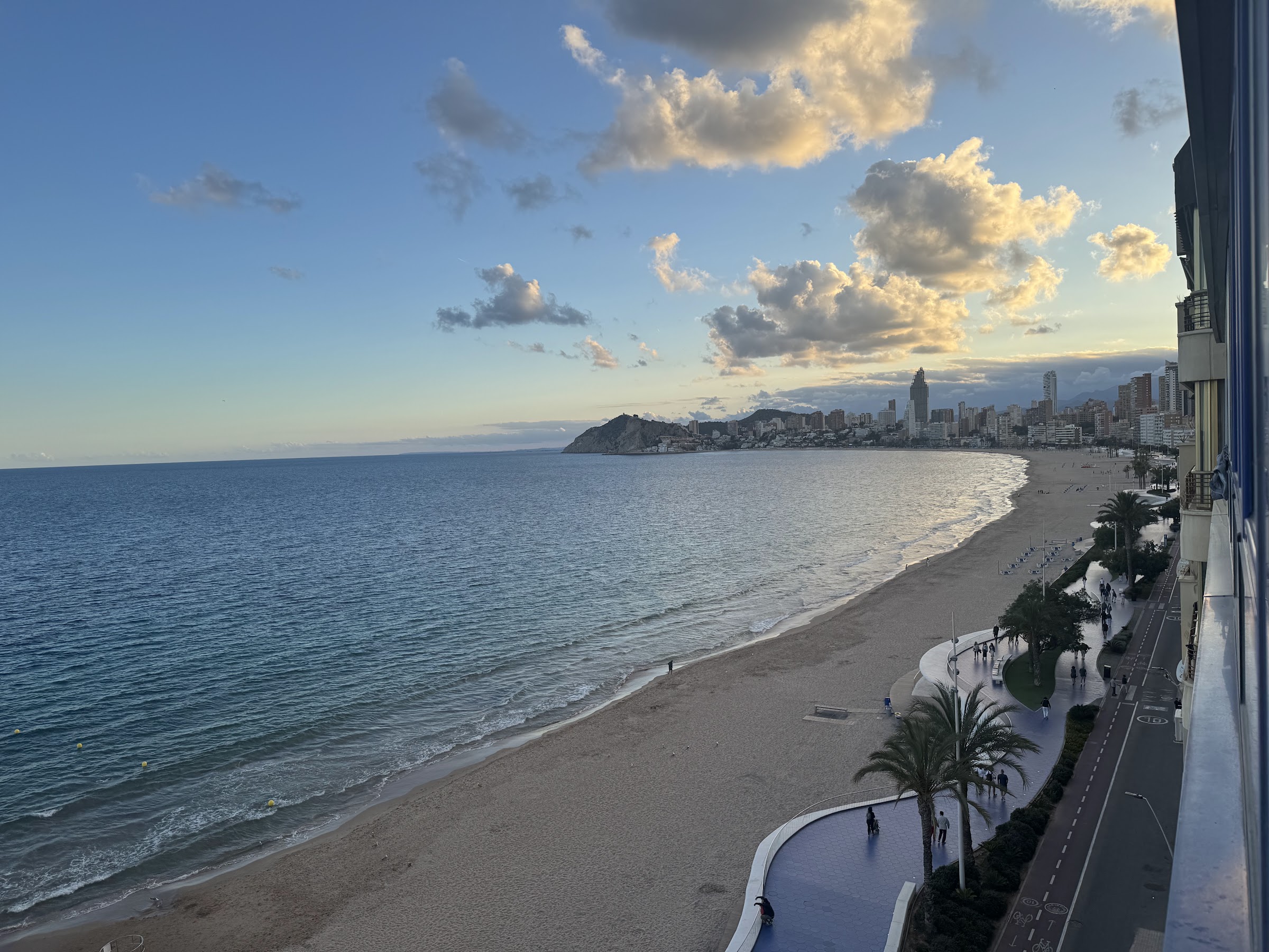 Bahía de la Playa de Poniente y skyline de Benidorm al atardecer desde el Hotel Villa del Mar